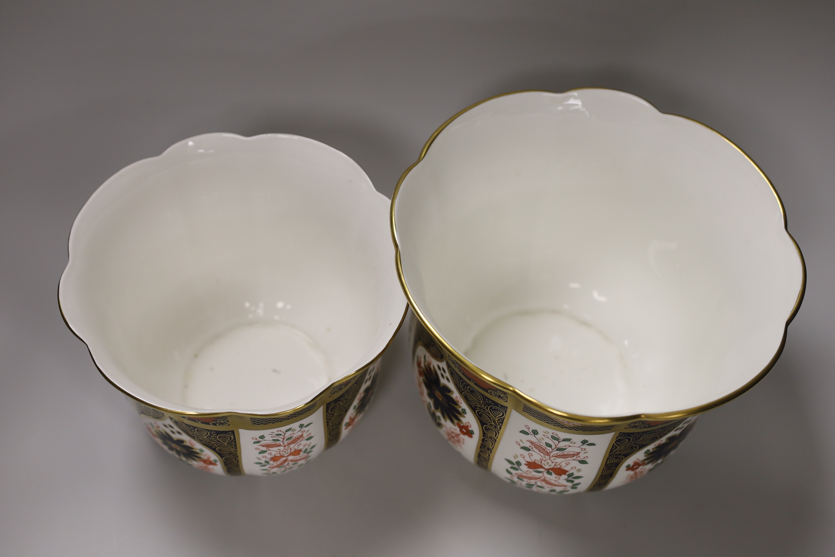 Two graduated Royal Crown Derby Old Imari pattern jardinières, each numbered 1128 to the base, the largest 17cm high x 21cm in diameter